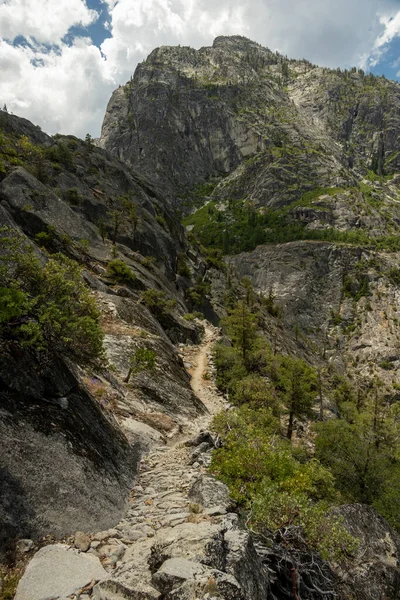 Estreito Caminho Cortado Para Lado Penhasco Sertão Parque Nacional Yosemite — Fotografia de Stock