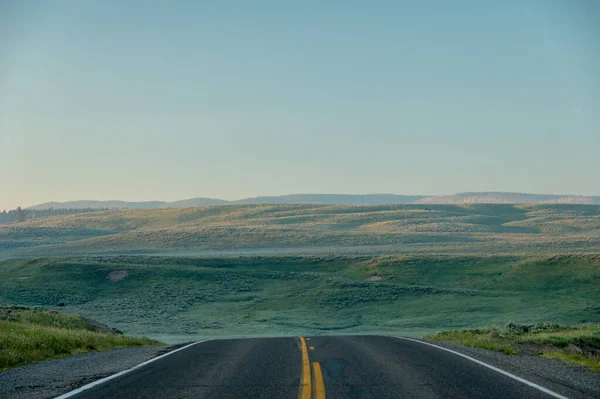 Droga Znika Nad Wzgórzem Dolinie Hayden Yellowstone — Zdjęcie stockowe