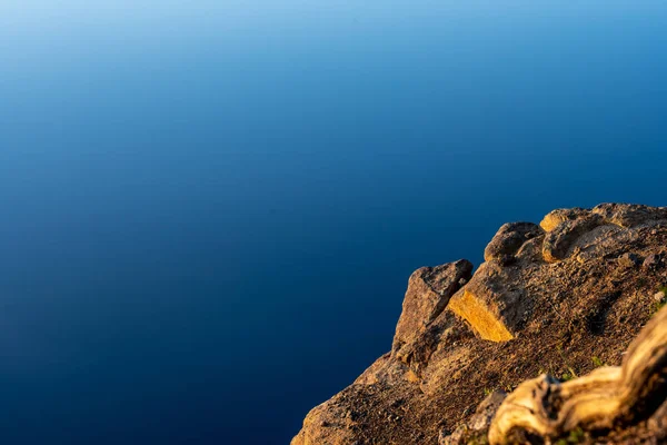 Falaise Rocheuse Surplombe Les Eaux Bleues Lac Crater Soirée — Photo