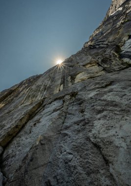 Yosemite Ulusal Parkı 'nda Güneş Dik Uçurum Duvarında Patladı