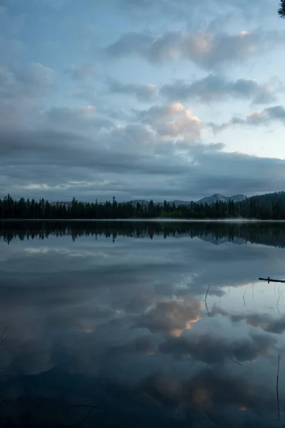 ローレル湖のまだ水はヨセミテ国立公園の朝の空を反映しています — ストック写真