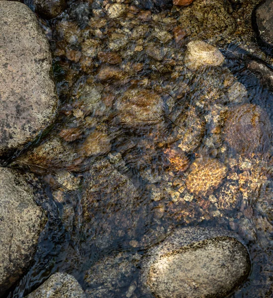 Sun Dapples Rocks Rippling Creek Йосемити — стоковое фото