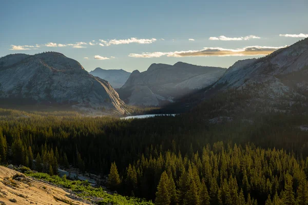 Солнечный Свет Прорывается Сквозь Горы Попадает Озеро Теная Йосемити — стоковое фото