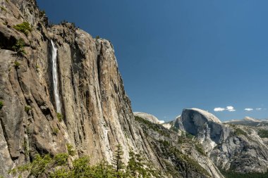 Yosemite Şelalesinin yukarısında Yazın Yarım Kubbe