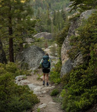 Tuolumne 'un Büyük Kanyonu' ndaki Yosemite Vadisi 'nde Kadın Sırt Sırtında