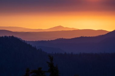 Lassen Volkanik Ulusal Parkı 'nda Gündoğumunun Sarı ve Mor Katmanları
