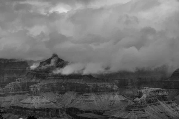 Zwart Wit Van Wolk Gedropt Grand Canyon Tijdens Storm — Stockfoto