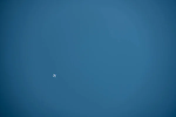Jet Uçağıyla Parlak Mavi Gökyüzü Sol Alt Köşede Boşluğu Kopyala — Stok fotoğraf