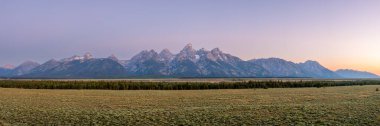 Grand Teton Ulusal Parkı 'ndaki Buzuldan Güneşin Doğuşuyla Açık Tetonlar Panoraması