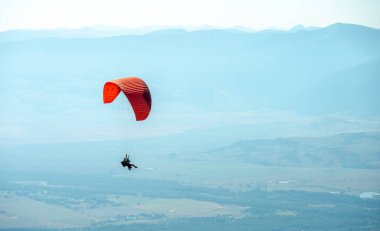 Paraglider Jackson Deliğinin Üzerinde Uçuyor