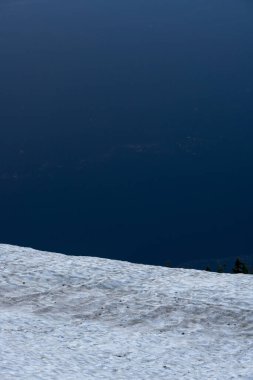 Kar Bankası, krater gölünün kenarında polen mevsiminde bile duruyor.
