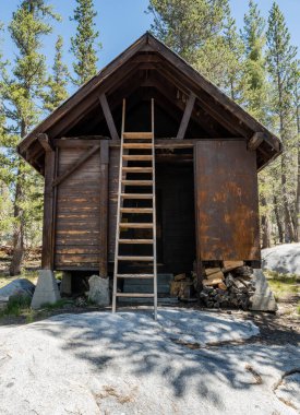 Yosemite 'nin taşrasında Kar Devriyesi Kulübesi Büyük Granit Kayanın Üzerinde Oturuyor