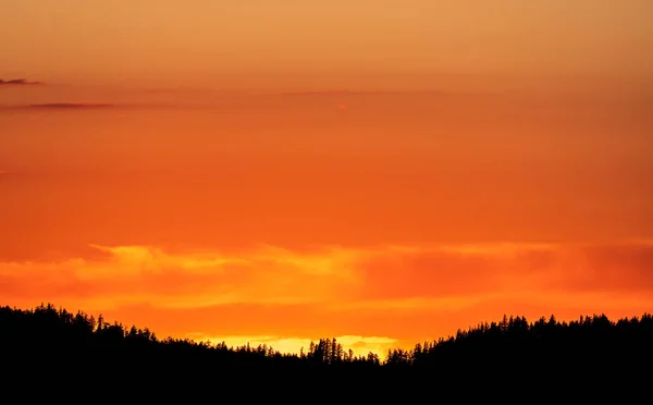 Ljusa Orange Sky Lyser Över Silhouetted Forest Ridge Crater Lake — Stockfoto