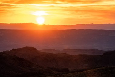 Portakal rengi günbatımı kışın Big Bend Dağları üzerinde parlar