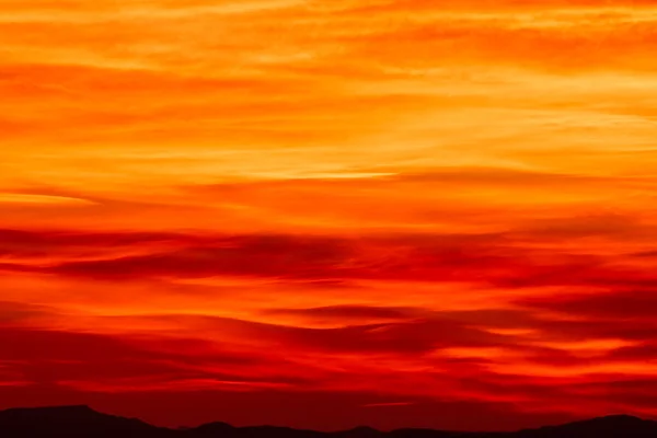 Increspature Arancioni Attraverso Cielo Grande Curva Tramonto — Foto Stock