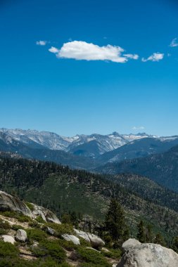 Parlak Mavi Gökteki Kabarık Bulut Yüksek Sierra Dağlarında Asılı