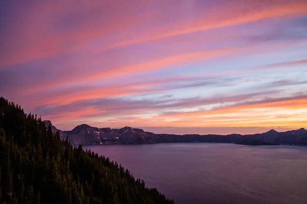 Ροζ Στρέμματα Φωτίζουν Τον Ουρανό Πάνω Από Λίμνη Κρατήρα Κατά — Φωτογραφία Αρχείου