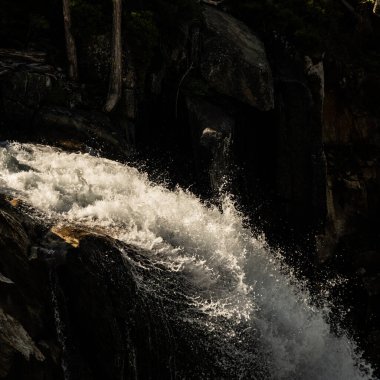 Yosemite Ulusal Parkı 'nda, Tuolumne Kanyonu' nun kıyısındaki Waterwheel Şelalesi 'nden su damlası.