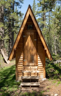 Yosemite Ulusal Parkı 'nda Mayıs Gölü yakınlarındaki Kar Devriyesi Kulübesi