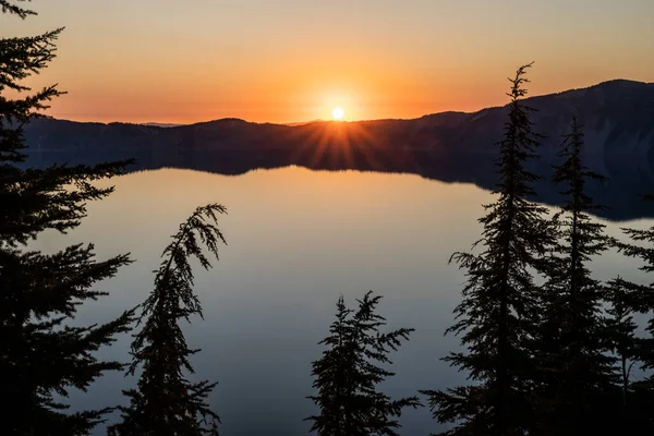 Cienkie Sosny Szczyty Spadają Wagi Zachodzie Słońca Nad Crater Lake — Zdjęcie stockowe