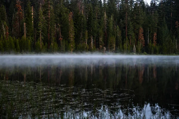 Dünne Nebelschicht Wabert Über Den Gipfel Des Laurel Lake Yosemite — Stockfoto