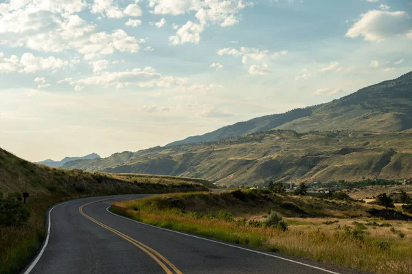 Pusta Droga Prowadząca Yellowstone Małego Miasteczka Gardiner Montana Latem — Zdjęcie stockowe