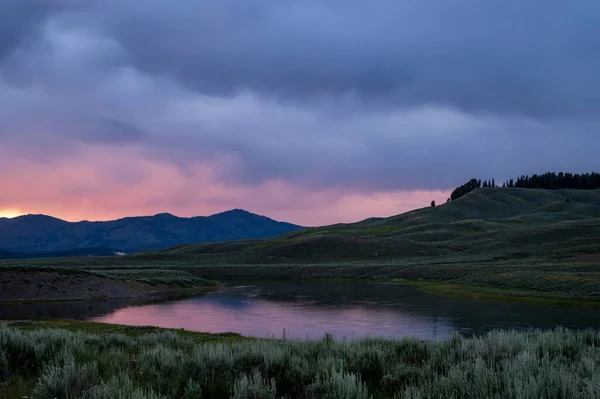 Akşam Işığı Günbatımında Yellowstone Nehri Nde Yankılanır — Stok fotoğraf
