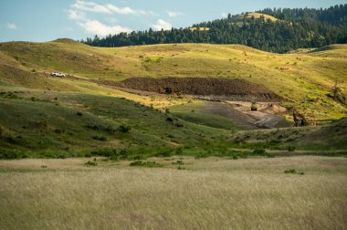 Eski Gardiner Yolu 'nda Gardiner Montana ve Yellowstone' u yeniden bağlamak için büyük makineler çalışıyor.