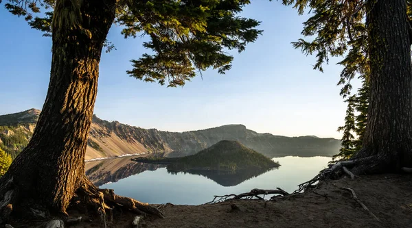 Stora Träd Ram Guiden Island Som Det Återspeglar Crater Lake — Stockfoto