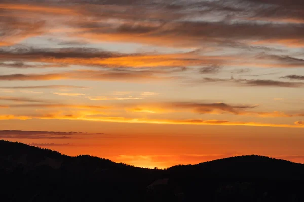 火山湖国家公园里 一排排稀疏的云彩捕捉到了日落时分的最后一缕阳光 — 图库照片