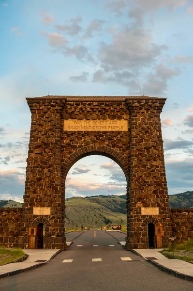 Pohled Skrz Prázdný Rooseveltův Oblouk Při Západu Slunce Yellowstonském Národním — Stock fotografie