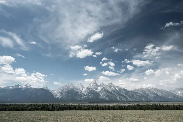 Cores Suaves Nuvens Wispy Sobre Grand Teton Range Verão — Fotografia de Stock
