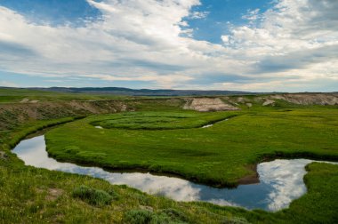 Yellowstone Ulusal Parkı Hayden Vadisi 'ndeki Akıntı Bulutları ve Mavi Gökyüzünü Yansıtıyor