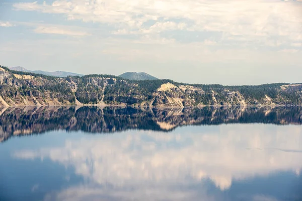 Тихий Ранок Роздуми Хмар Кратерному Озері Краю Шляху — стокове фото