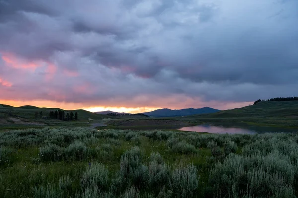 Sol Desvanece Detrás Nubes Gruesas Atardecer Hayden Valley Yellowstone —  Fotos de Stock