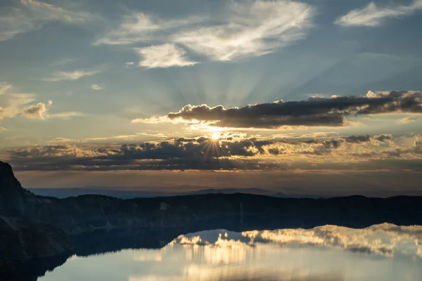Sunburst Σπάει Μέσα Από Σκοτεινά Σύννεφα Πάνω Από Λίμνη Κρατήρα — Φωτογραφία Αρχείου