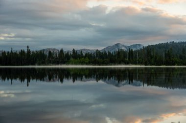 Yosemite 'de Gündoğumunda Laurel Gölü üzerinde Sis İnce Katmanı Asılı