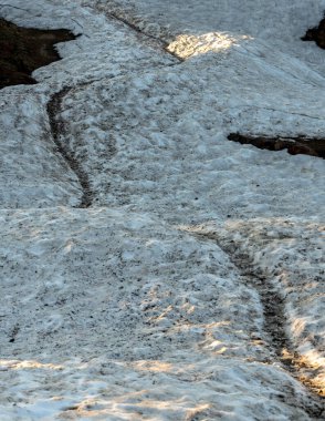 Kirli Kar Tarlası 'ndan geçen patika Yazın Krater Gölü' nün kenarında