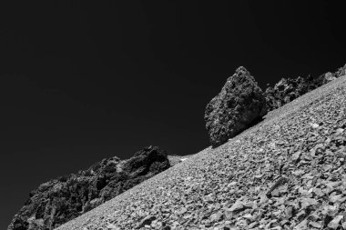 Lassen Volkanik Ulusal Parkı 'ndaki Lassen Tepesi' nde Kara Gök Altında Siyah ve Beyaz Kaya ve Büyük Kayalar
