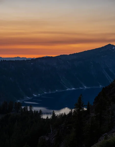 クレーター湖国立公園上空の雲に反射する日没の残照 — ストック写真