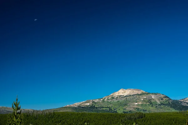 Fading Moon Över Holmes Yellowstone — Stockfoto