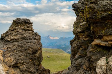 Rocky Dağları Ulusal Parkı 'ndaki Tundra Topluluk Yolu boyunca Rocky Tepesinden Uzunluk Tepesi