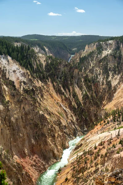 Κάτω Καταρράκτες Του Ποταμού Yellowstone Peeks Γύρω Από Γωνία Από — Φωτογραφία Αρχείου