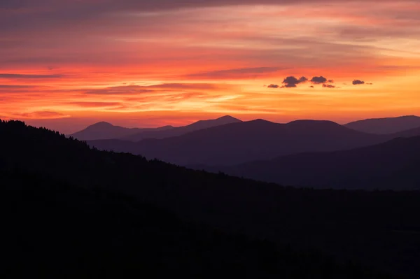 Capas Rosadas Anaranjadas Amanecer Sobre Las Montañas Blue Ridge Carolina —  Fotos de Stock