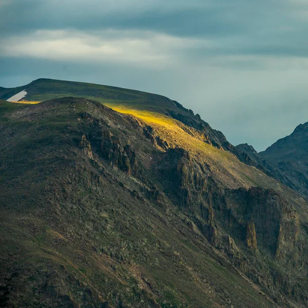 Řeka Světla Rozlévá Přes Rozeklané Útesy Národního Parku Skalnaté Hory — Stock fotografie
