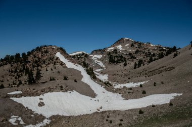 Yazın Lassen Tepesi Yolu 'ndan dağların ve kar tarlalarının manzarası