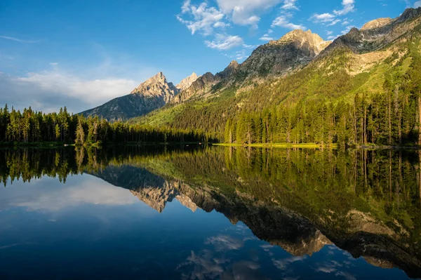 Teton Mountains Reflecteren Kalme Wateren Van String Lake Grand Teton — Stockfoto