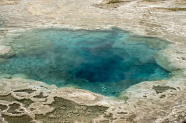 Yellowstone 'da Rüzgar Mücevher Havuzlarında Dalgalanmaya neden olur Mavi Su