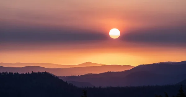 Pasma Kolorów Rozciągają Się Wzdłuż Wschodu Słońca Niebo Nad Lassen — Zdjęcie stockowe