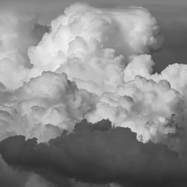 Billowing Clouds Creëer Lagen Boven Crater Lake Natiional Park Zwart — Stockfoto